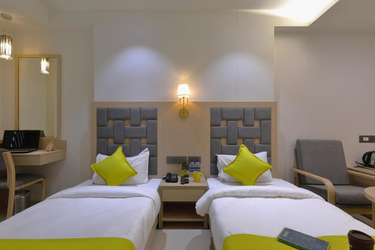 Hotel Sifat International Surat Ngoại thất bức ảnh