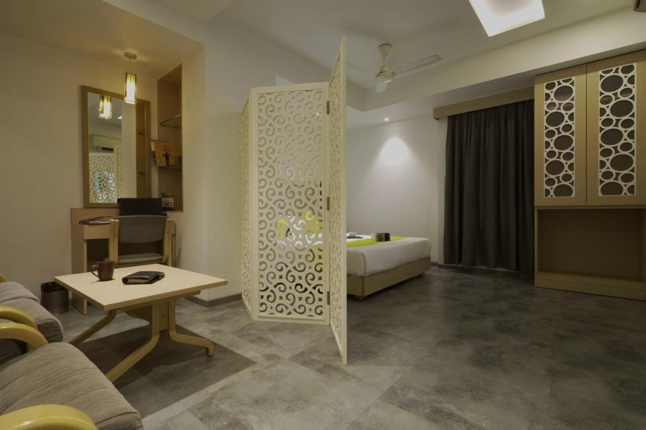 Hotel Sifat International Surat Ngoại thất bức ảnh